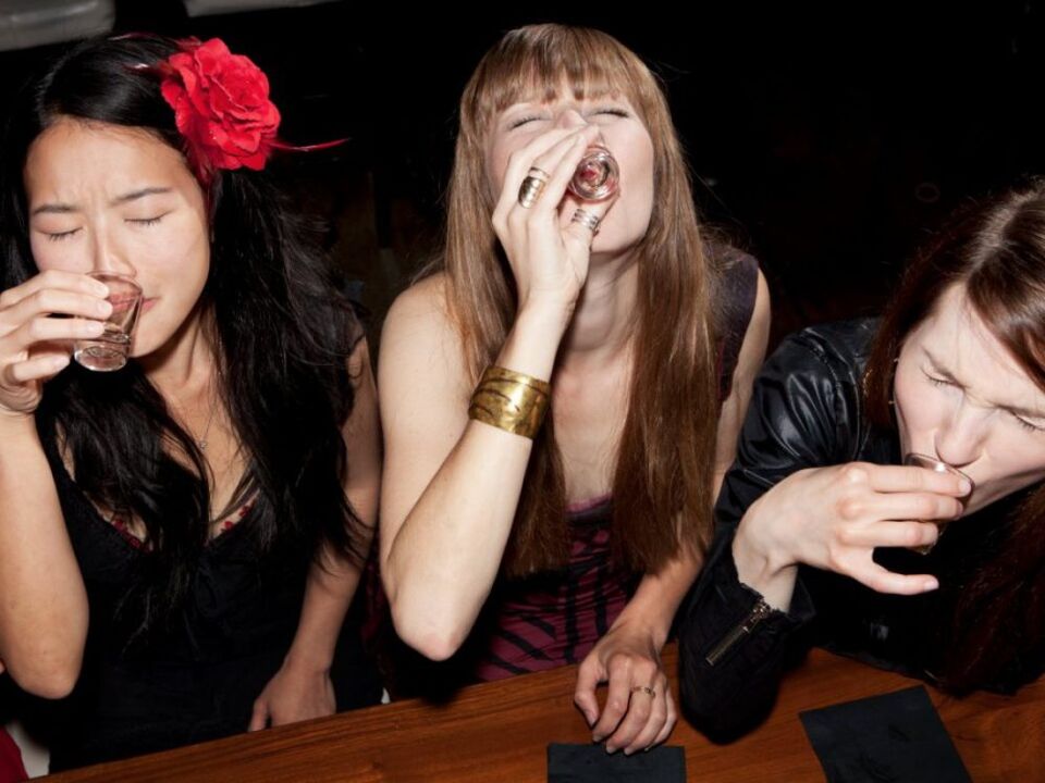 Per combattere l'alcolismo, una donna deve annullare le relazioni con il bere amici
