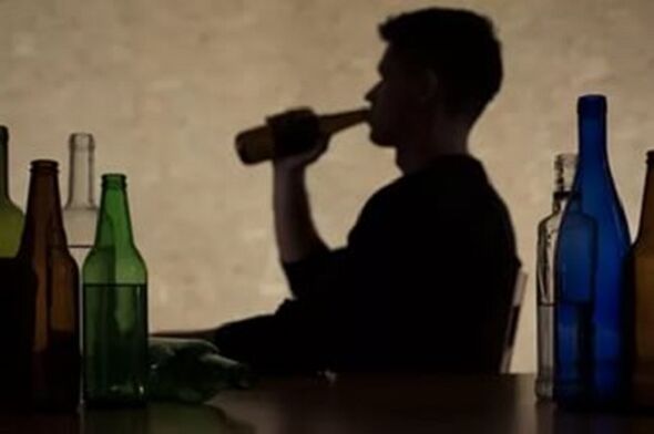 Un uomo consuma alcol