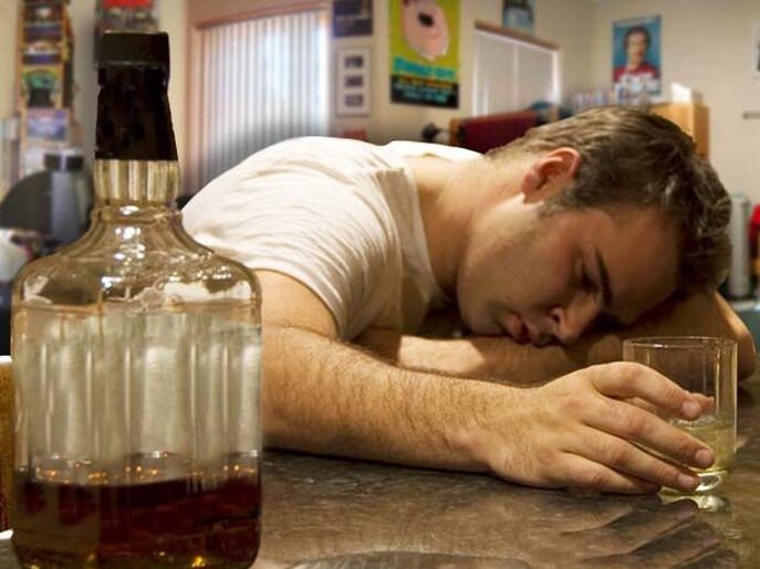 Un uomo beve alcolici, come farlo smettere